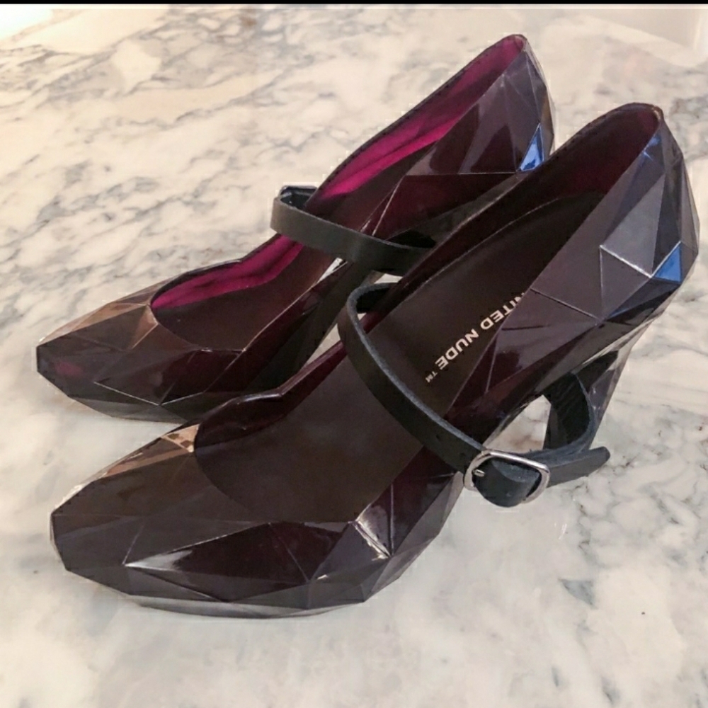 ISO United Nude Burgundu Lo Res Heels or Flats!